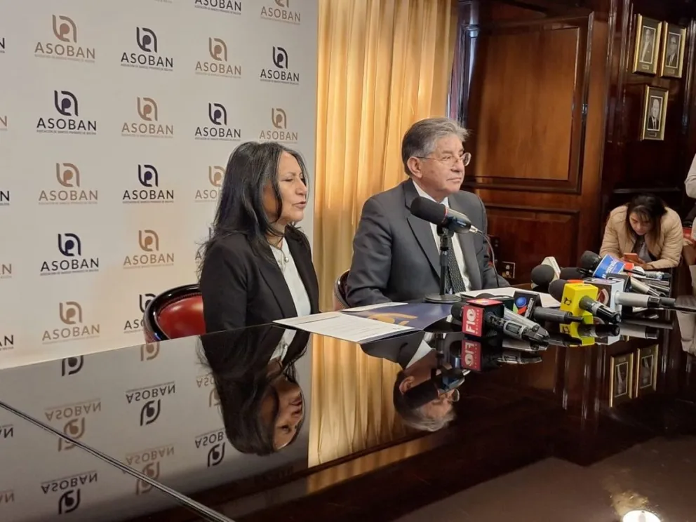 El secretario ejecutivo de Asoban, Nelson Villalobos y la presidenta de la Asociación Nacional de Periodistas de Bolivia (ANPB), Zulema Alanes. Foto: M Belmonte