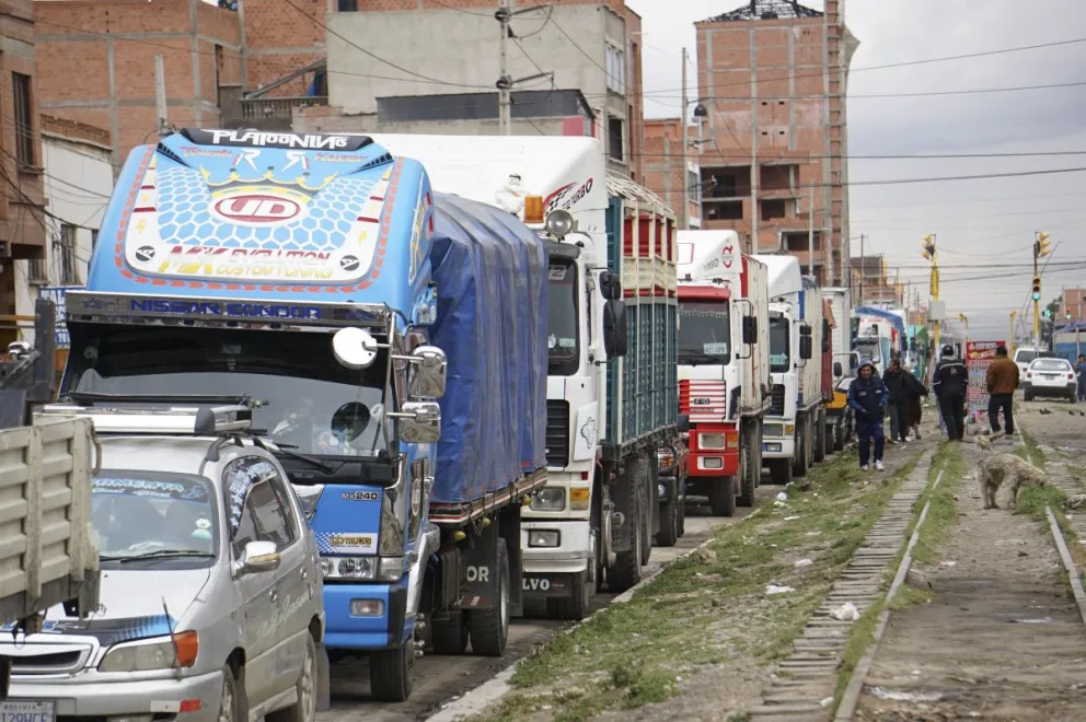 File de camiones para combustible en El Alto. FOTO: APG