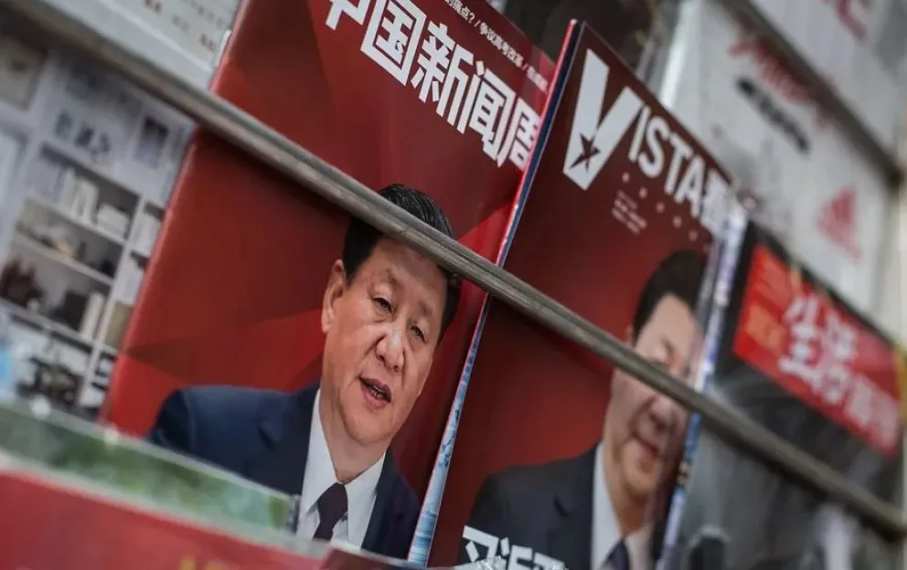 Portadas de revistas con la imagen del presidente chino, Xi Jinping, en un kiosco de Pekín. Foto: EFE