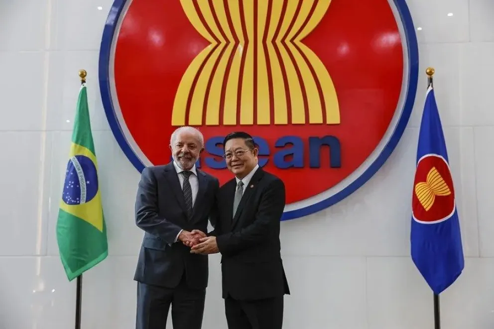 El presidente brasileño, Luiz Inácio Lula da Silva (i), saluda al secretario general de la Asociación de Naciones del Sudeste Asiático (ASEAN), Kao Kim Hourn. EFE/EPA