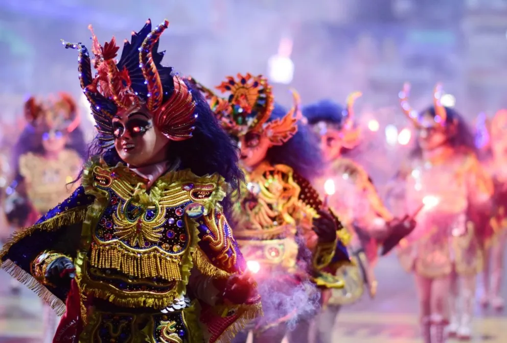 Una bailarina de diablada lidera una tropa en el Carnaval de Oruro. Foto: APG  