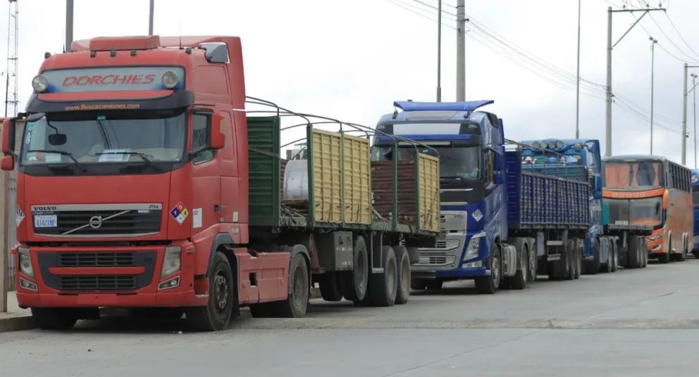 Camiones hacen fila por diésel en una estación de servicio de El Alto. Foto: APG