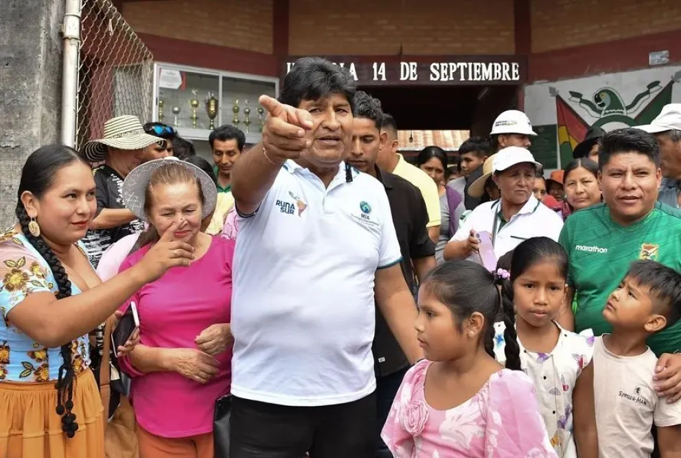 Evo Morales (2006-2019) camina con seguidores luego de votar el domingo 19 de octubre en Villa Tunari. Foto: EFE