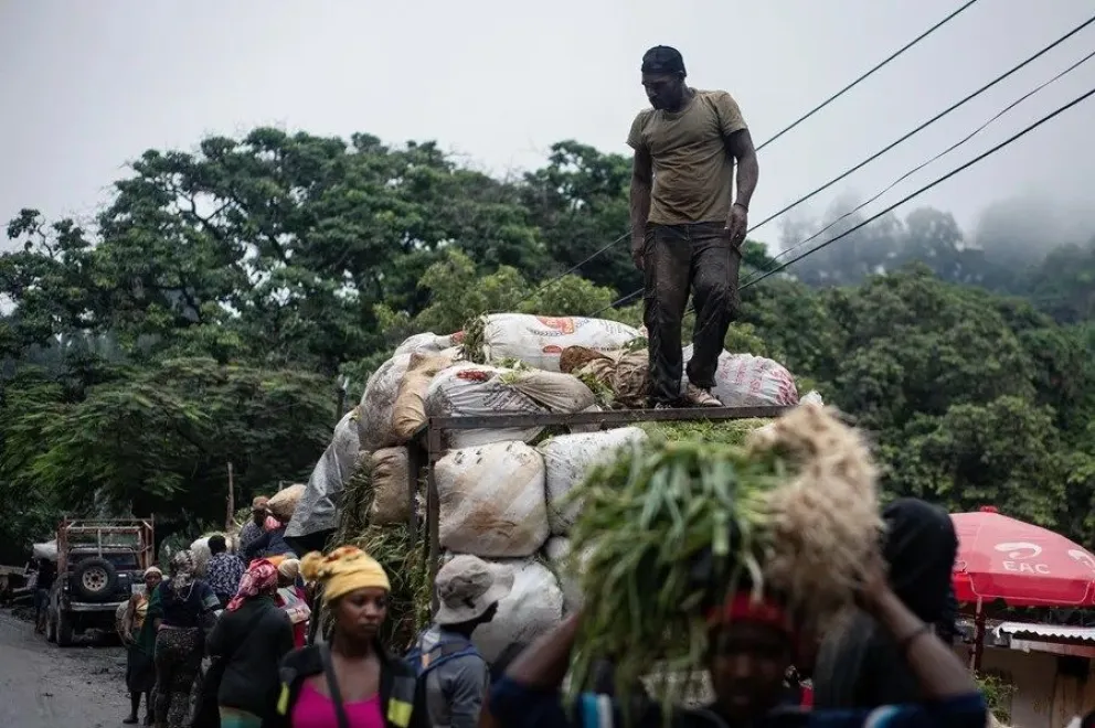 Un hombre trabaja en un mercado bajo la lluvia en Puerto Príncipe, Haití. EFE 