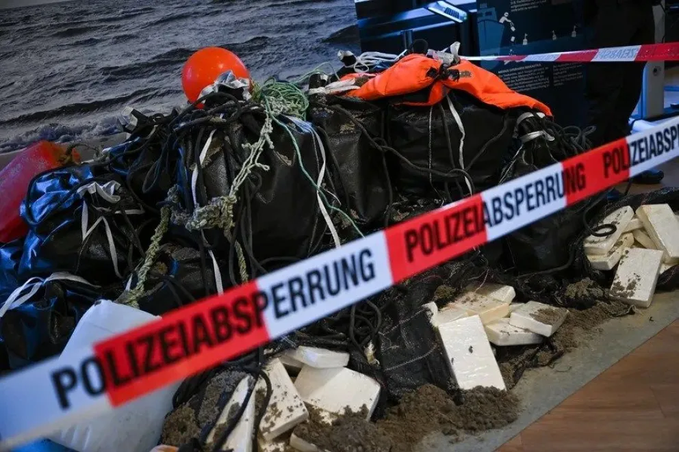 Alrededor de 630 kilogramos de cocaína incautada se muestran antes de una conferencia de prensa para presentar los informes federales sobre delincuencia organizada y relacionada con las drogas en Wiesbaden. EFE/EPA