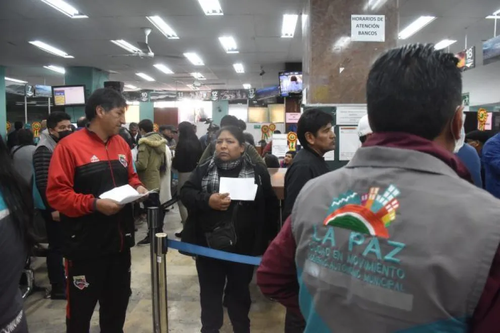 Contribuyentes hacen fila para pagar sus impuestos en las oficinas de la ATM. Foto: AMUN