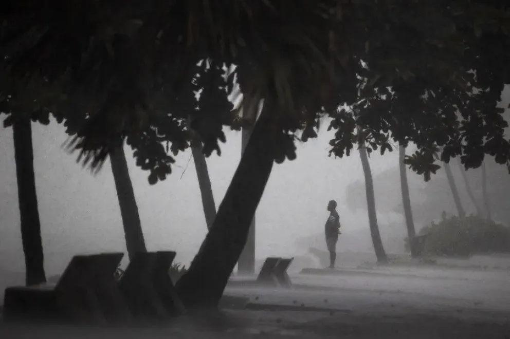 Un persona observa el mar bajo una intensa lluvia por efectos de la tormenta tropical Melissa, el 23 de octubre de 2025, en Santo Domingo (República Dominicana). EFE