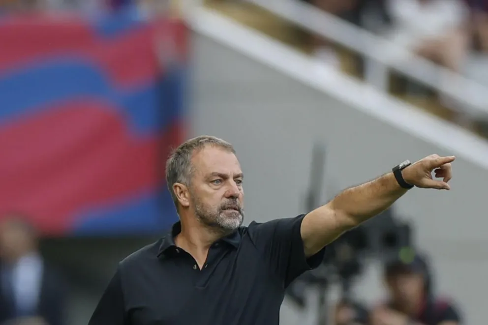 Hansi Flick da instrucciones en un partido anterior. Foto: EFE.