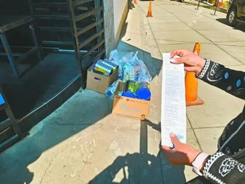 Una madre revisa lo que recibió con el subsidio, en agosto. FOTO: Jorge Soruco / Visión 360