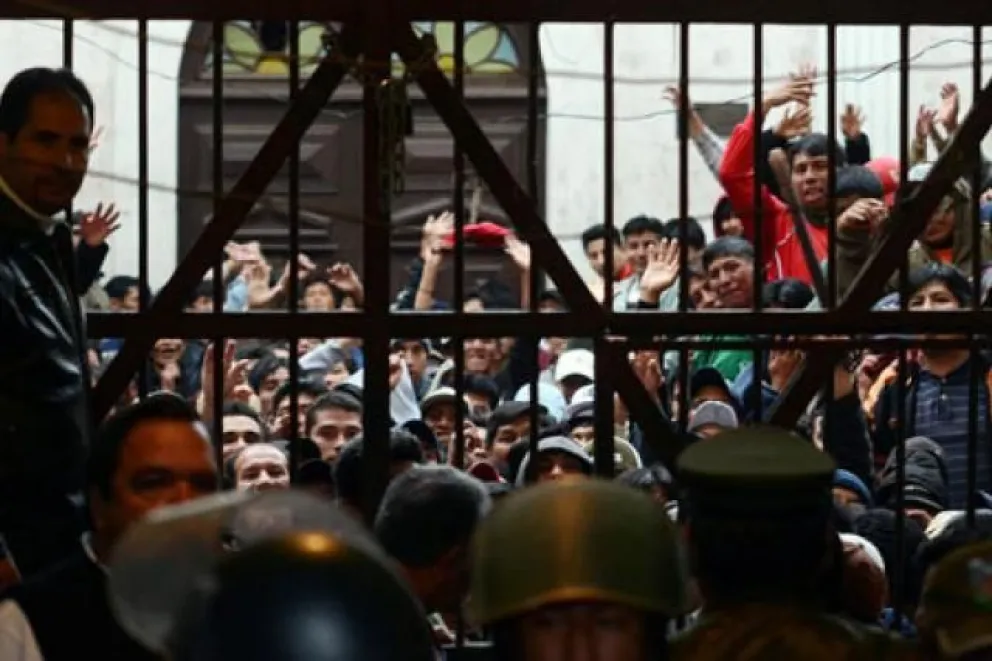 Decenas de reclusos en el ingreso de uno de los centros penitenciarios de Bolivia. Foto: Bolivia.com