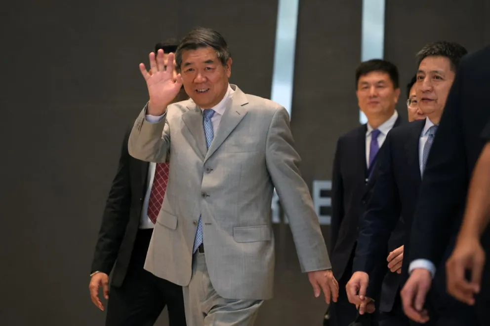El viceprimer ministro chino, He Lifeng, a su salida este sábado del hotel de Kuala Lumpur. Foto: EFE