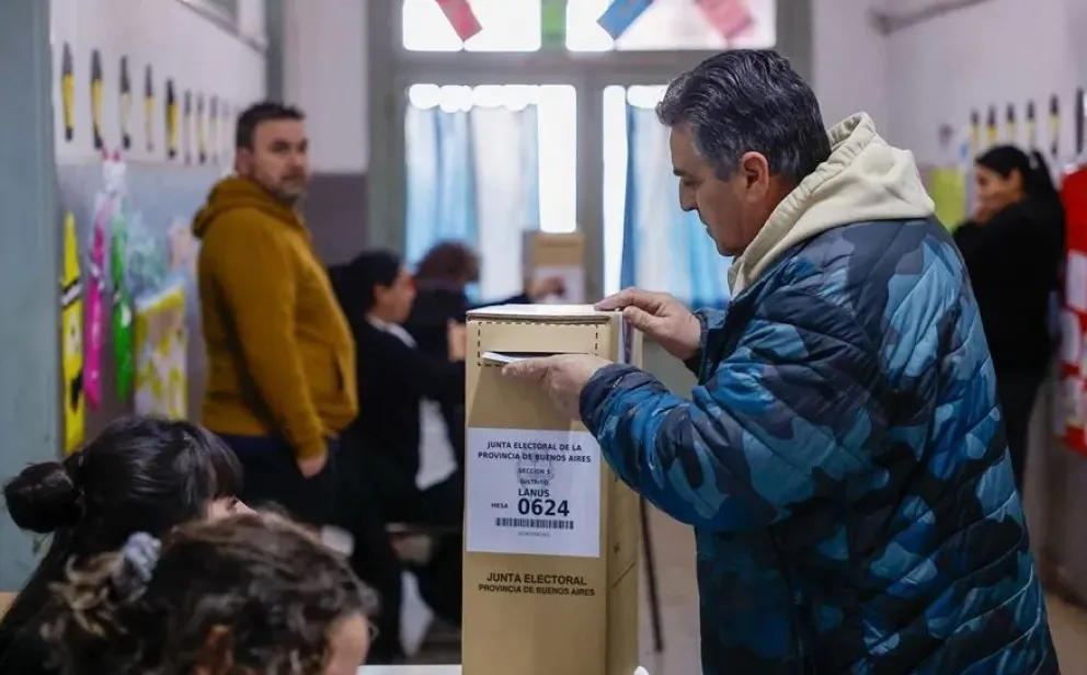 Un hombre que vota en la elecciones legislativas del 7 de septiembre de 2025 en Buenos Aires. Foto: EFE