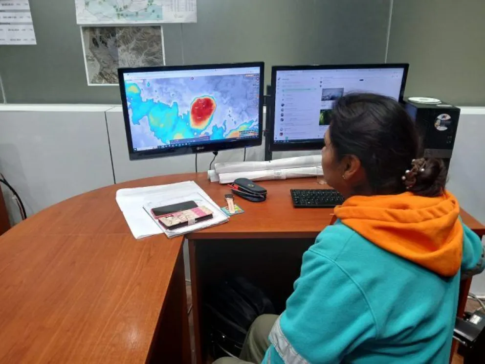 Experta de la Alcaldía analiza datos del clima. FOTO: AMUN