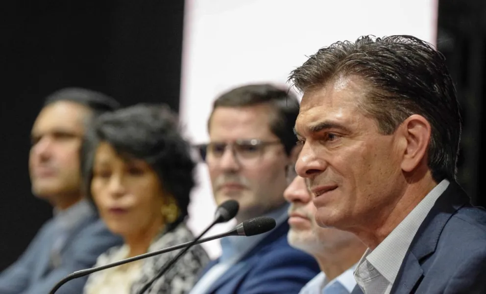 Rodrigo Paz con sus asesores económicos durante la reunión con los empresarios en Santa Cruz.: Foto: APG