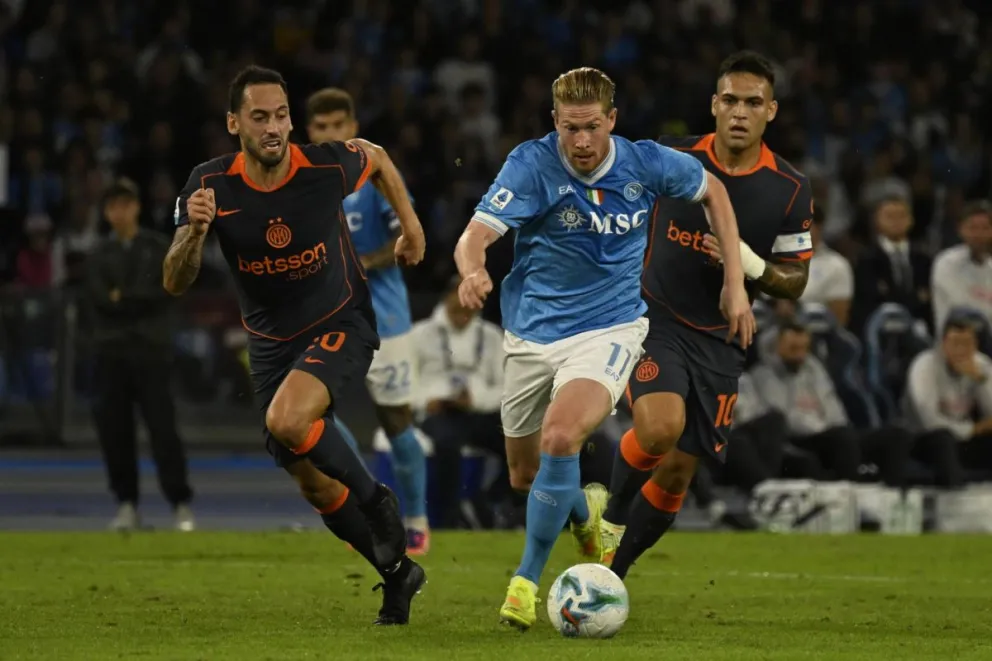 El jugador del Nápoles Kevin De Bruyne (d) en acción durante el partido de la Serie A que jugaron Napoli e Inter. Foto: EFE