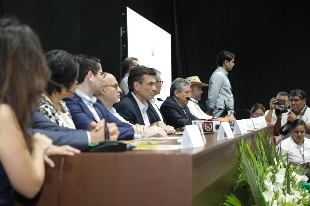 Rodrigo Paz junto a los empresarios de Santa Cruz, en una imagen tomada de sus redes.