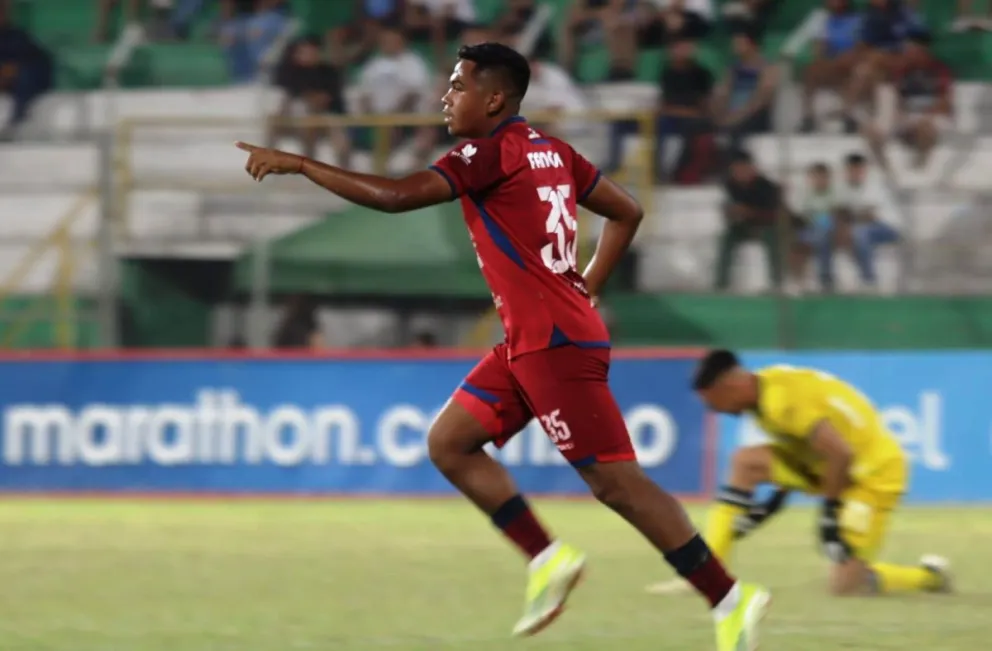 Dener Da Silva celebra el segundo gol para el equipo de Guabirá. Foto: Marka Registrada