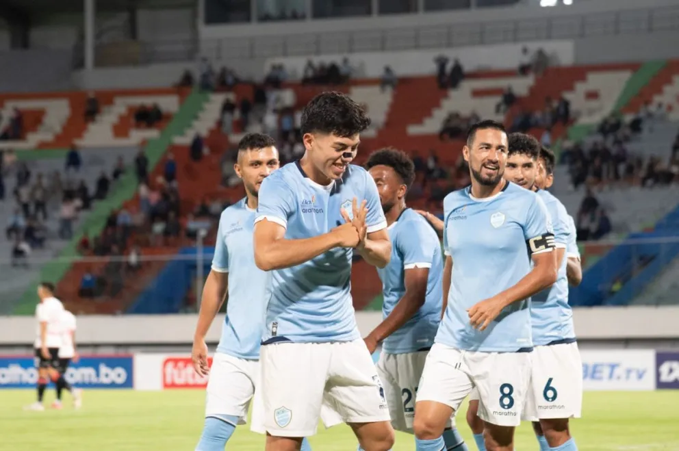 Viviani, a la izquierda, celebra el gol que marcó en el partido ante el CAR. Foto: Marka Registrada