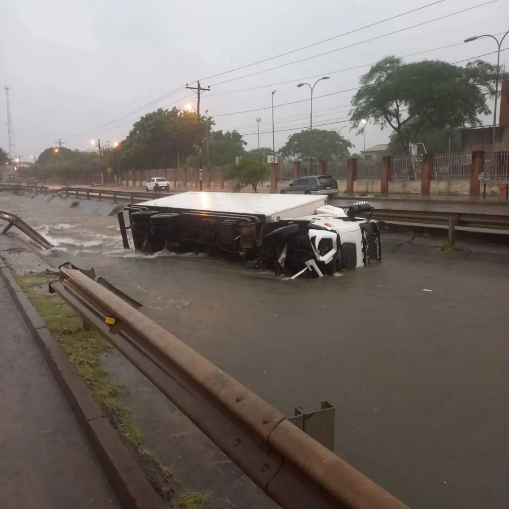 Un camión volcado, este domingo en Santa Cruz. Foto: Noticias de Bolivia y el Mundo en Facebook