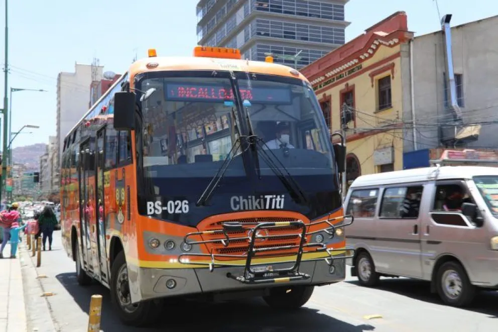 Un bus ChikiTiti de la ruta Inca Llojeta circula en la avenida Camacho. Foto: AMUN