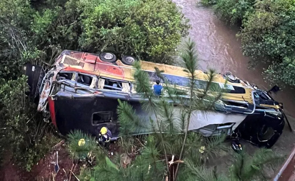 En bus en el arroyo en el hecho que se produjo en la provincia argentina de Misiones. Fotos: EFE