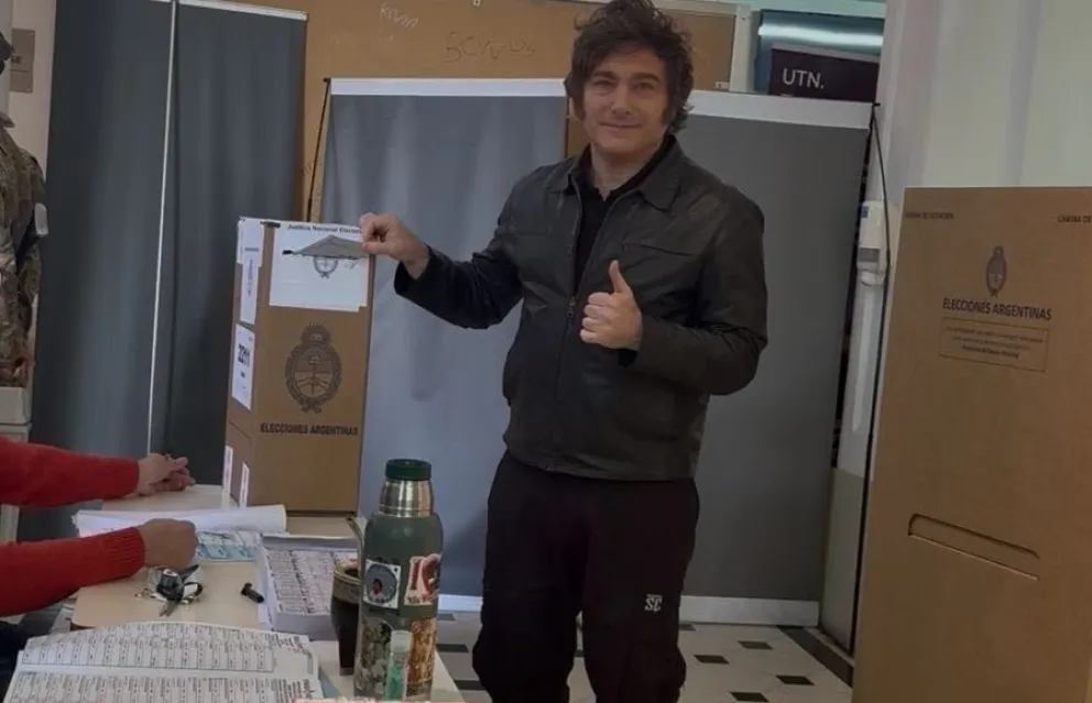Milei al momento de emitir su voto. Foto: @clarincom
