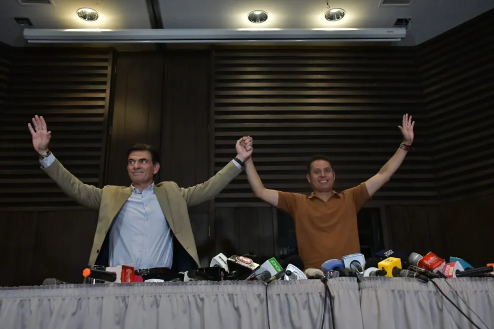 Rodrigo Paz con Edman Lara en la primera conferencia de prensa tras el triunfo electoral. Foto: APG