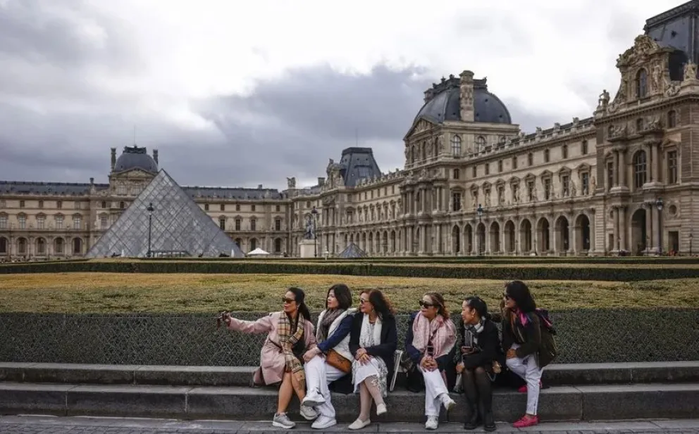 Visitantes en el exterior del Museo del Louvre, cerrado un día después de un robo en París. Foto: EFE