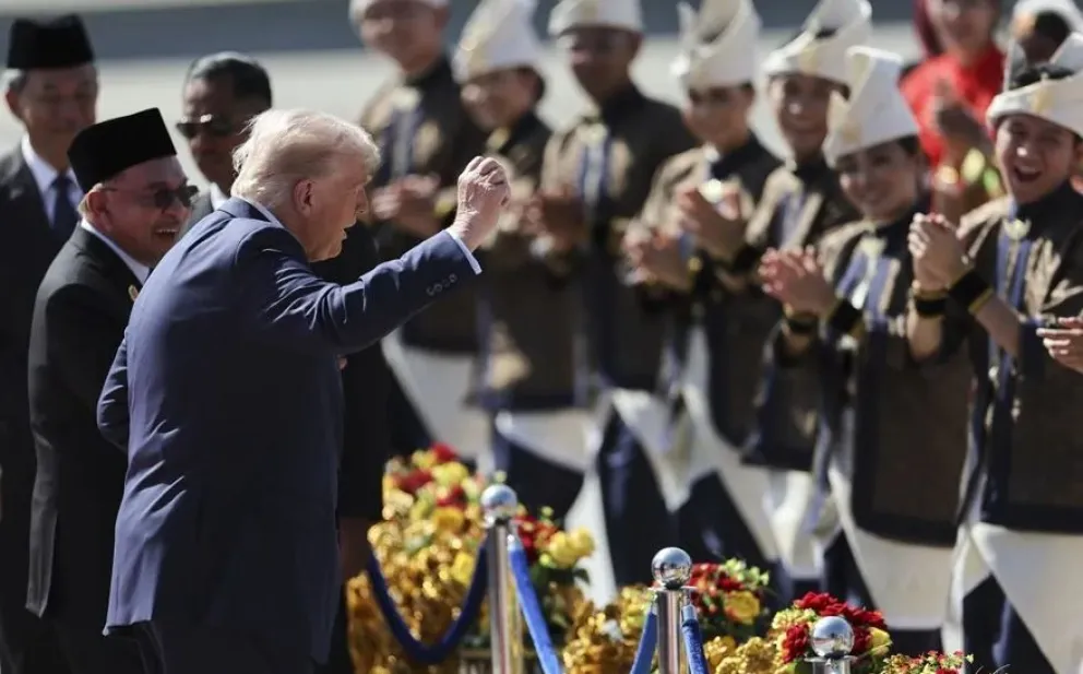 Donald Trump ejercita su paso tras su llegada a Kuala Lumpur, Malasia, este domingo. Foto: EFE