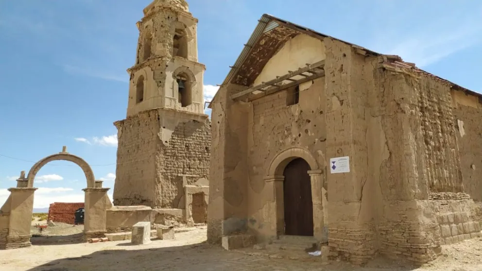 La iglesia Colonial San Miguel de Challacota, con el emblema azul Fotos: La Patria 