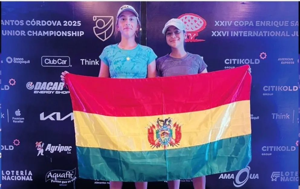 Las bolivianas celebran con la tricolor nacional. Foto: Federación Boliviana de Golf