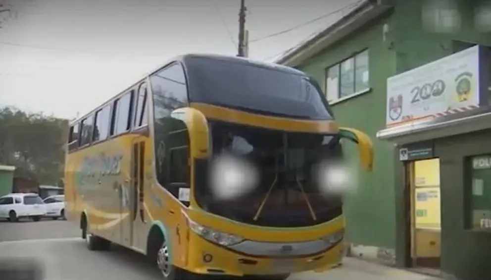 El bus escolar utilizado en el curioso hecho. Foto: Captura de video