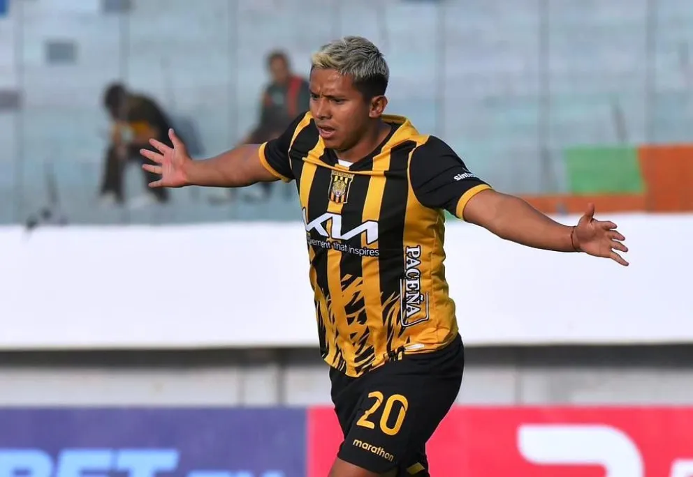 John García celebra el primer gol de los cuatro que anotó en Cochabamba. Foto: APG