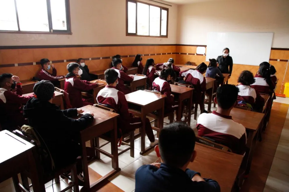 Estudiantes pasan clases en una unidad educativa de La Paz. Foto: RTP