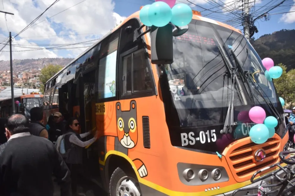 Vecinos participan en la inauguración de la nueva ruta del Chikititi Obelisco - Limanipata Foto: AMUN