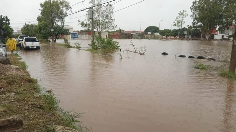 La lluvia generó inundaciones en la urbe cruceña. Foto: GAMS / ABI 