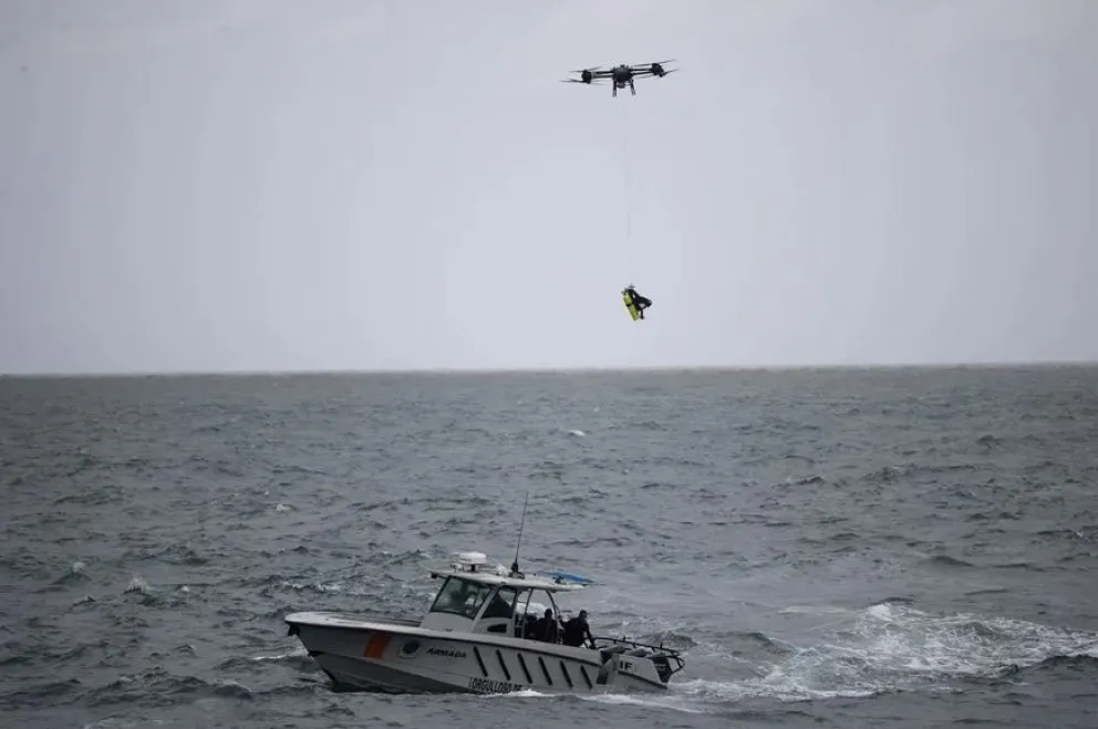 Un dron con el equipo dominicano de búsqueda de un adolescente que desapareció en aguas del Caribe. Foto: EFE