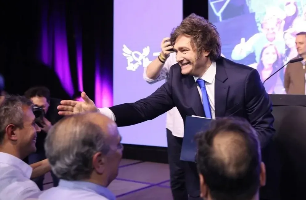 Milei festeja el resultado de las elecciones, la noche del domingo. Foto: EFE