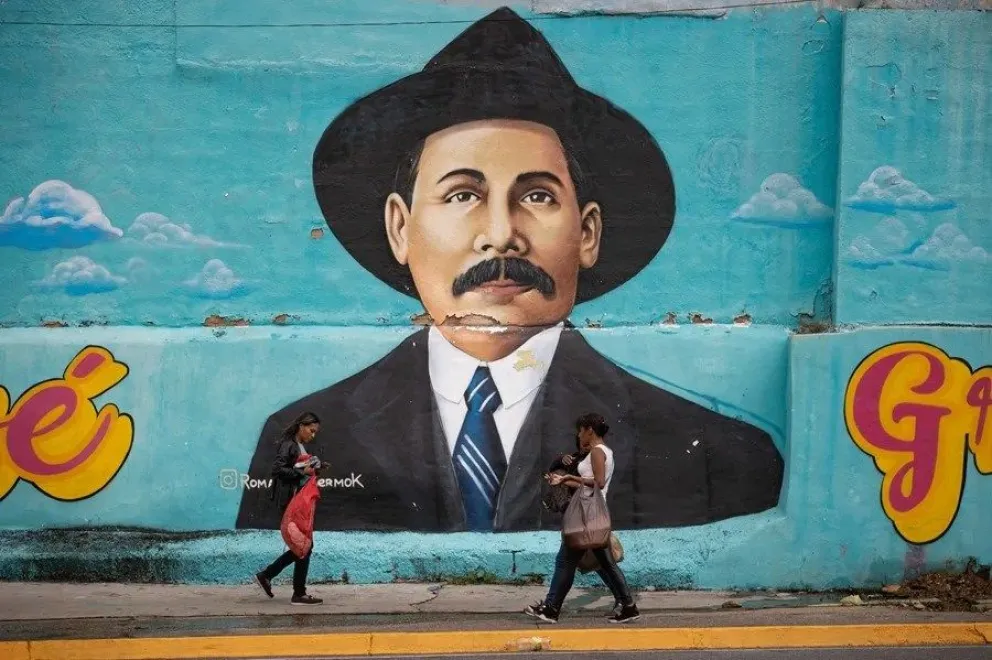 Imagen del 16 de octubre del 2025 que muestra un mural de San José Gregorio Hernández, en Caracas (Venezuela). EFE