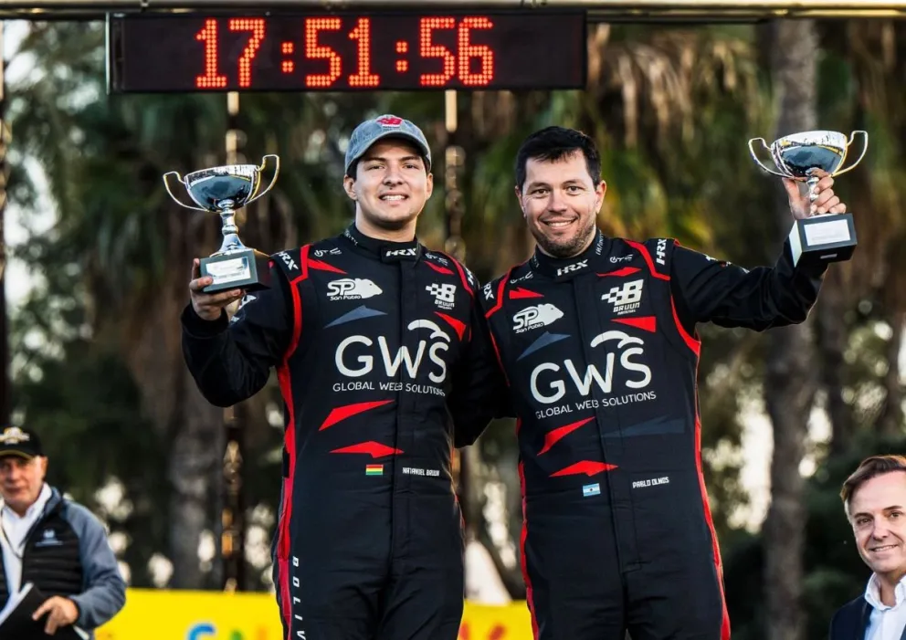 Bruun (izq.) y su navegante Olmos durante la premiación. Foto: Prensa Bruun.
