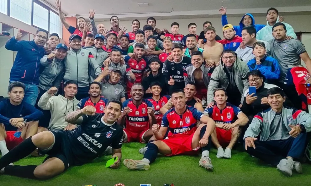 Jugadores, cuerpo técnico y dirigentes de Universitario de Sucre festejan la clasificación a octavos. Foto: Club Universitario