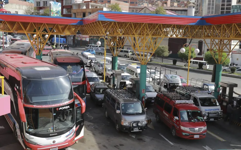 Filas en una estación de servicio. Foto: APG