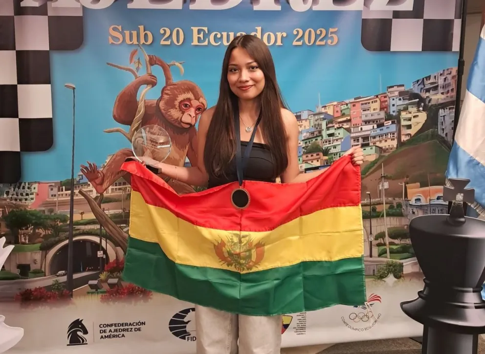 Yépez con la tricolor nacional y su trofeo. Foto: Federación Boliviana de Ajedrez.