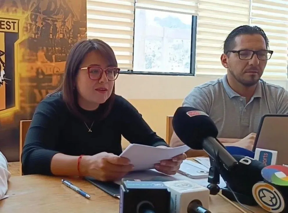 Paola Mendoza y Ricardo Beltrán, miembros del Comité Ejecutivo de The Strongest. Foto: Futbolacho