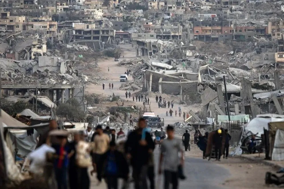 Palestinos caminan entre las ruinas de casas destruidas en Jan Yunis, en el sur de la Franja de Gaza. EFE/EPA