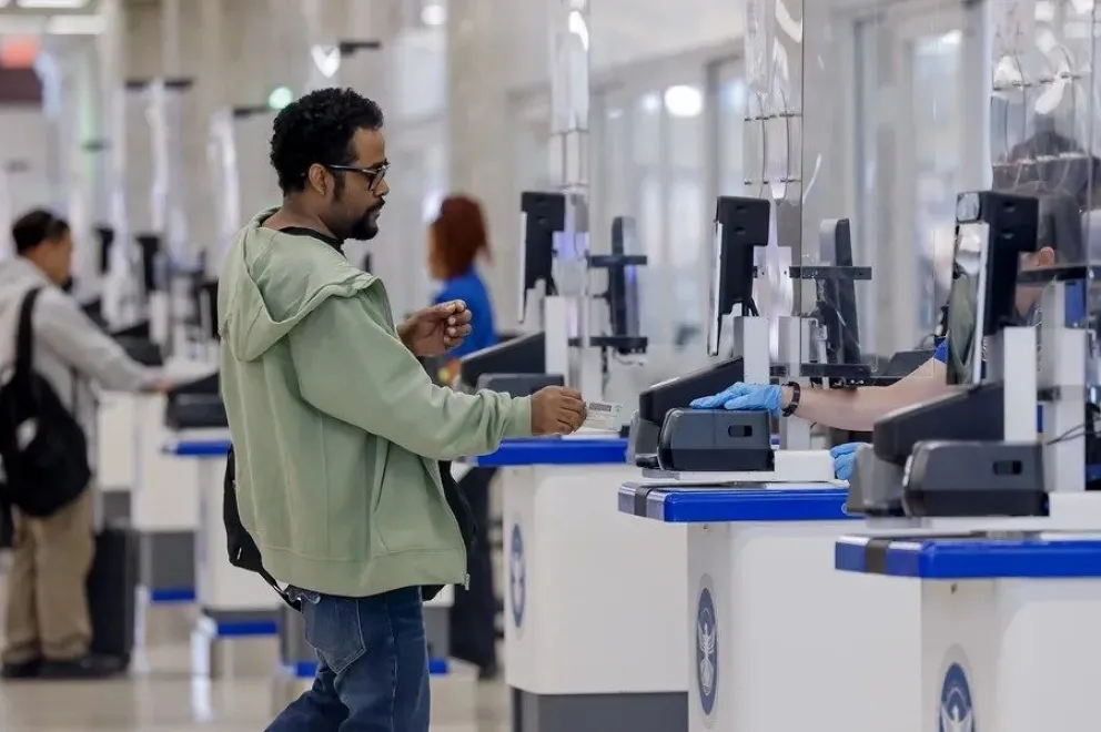 Personas pasan por los controles de seguridad, que incluyen la toma de datos biométricos, en el Aeropuerto Internacional de Atlanta (Estados Unidos), el 21 de octubre de 2025. EFE