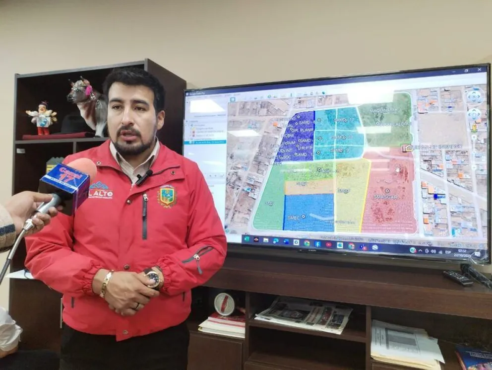 El secretario municipal de Desarrollo Económico, Joel Mendoza, explica los trabajos. FOTO: ABI