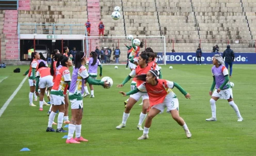 Una práctica del seleccionado femenino en El Alto. Foto: FBF