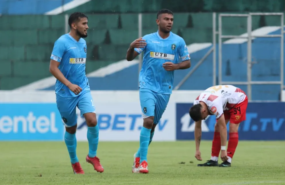 Antony Vásquez (centro) festeja el primer gol de San Antonio. Se suma a la celebración Adalida Terrazas. Foto: Marka Registrada