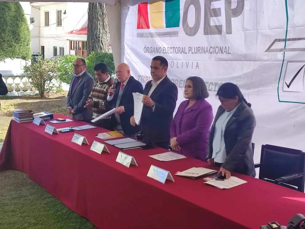 Los vocales del Tribunal Supremo Electoral (TSE), en conferencia de prensa. Foto: Paulo Lizárraga A.